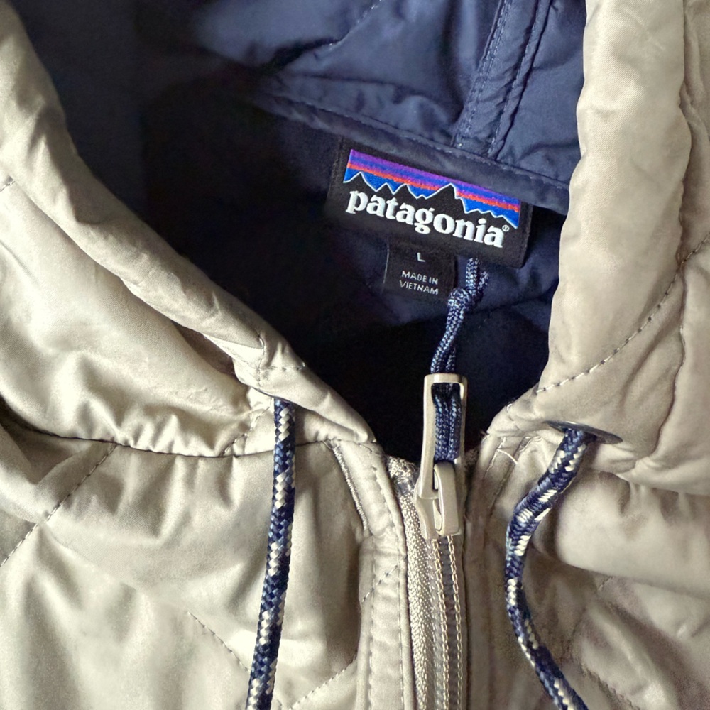 Diamond quilted light weight PATAGONIA jacket. Men’s size large tan and navy - Picture 6 of 12